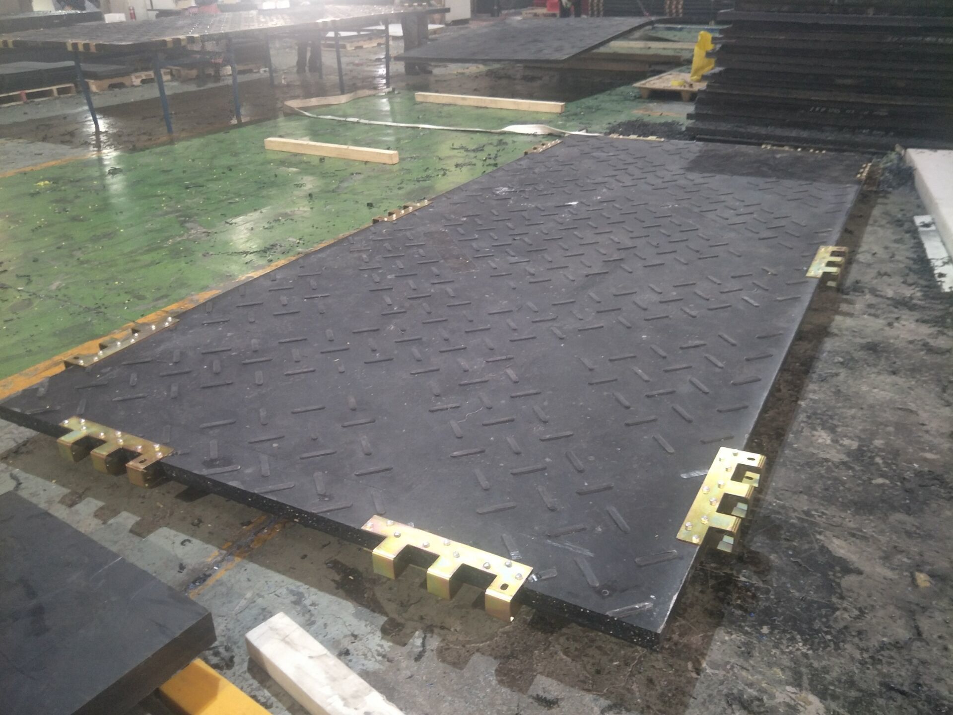 4m X 2m Plastic Heavy duty temporary road mats