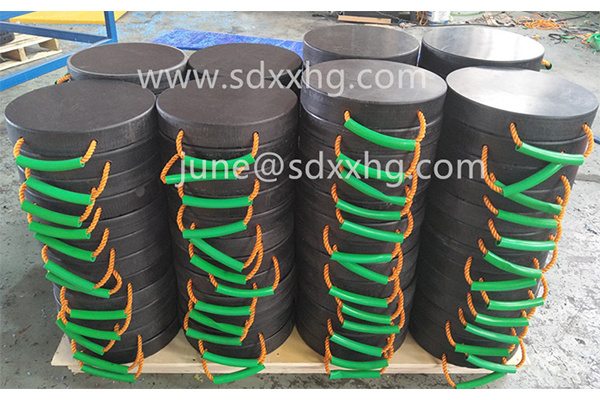 Resistant Crane stabliser pad with round shape and black color