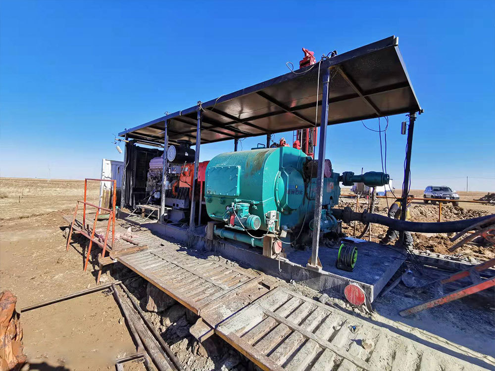 буровой насос F - 500 работает на буровой площадке в Монголии