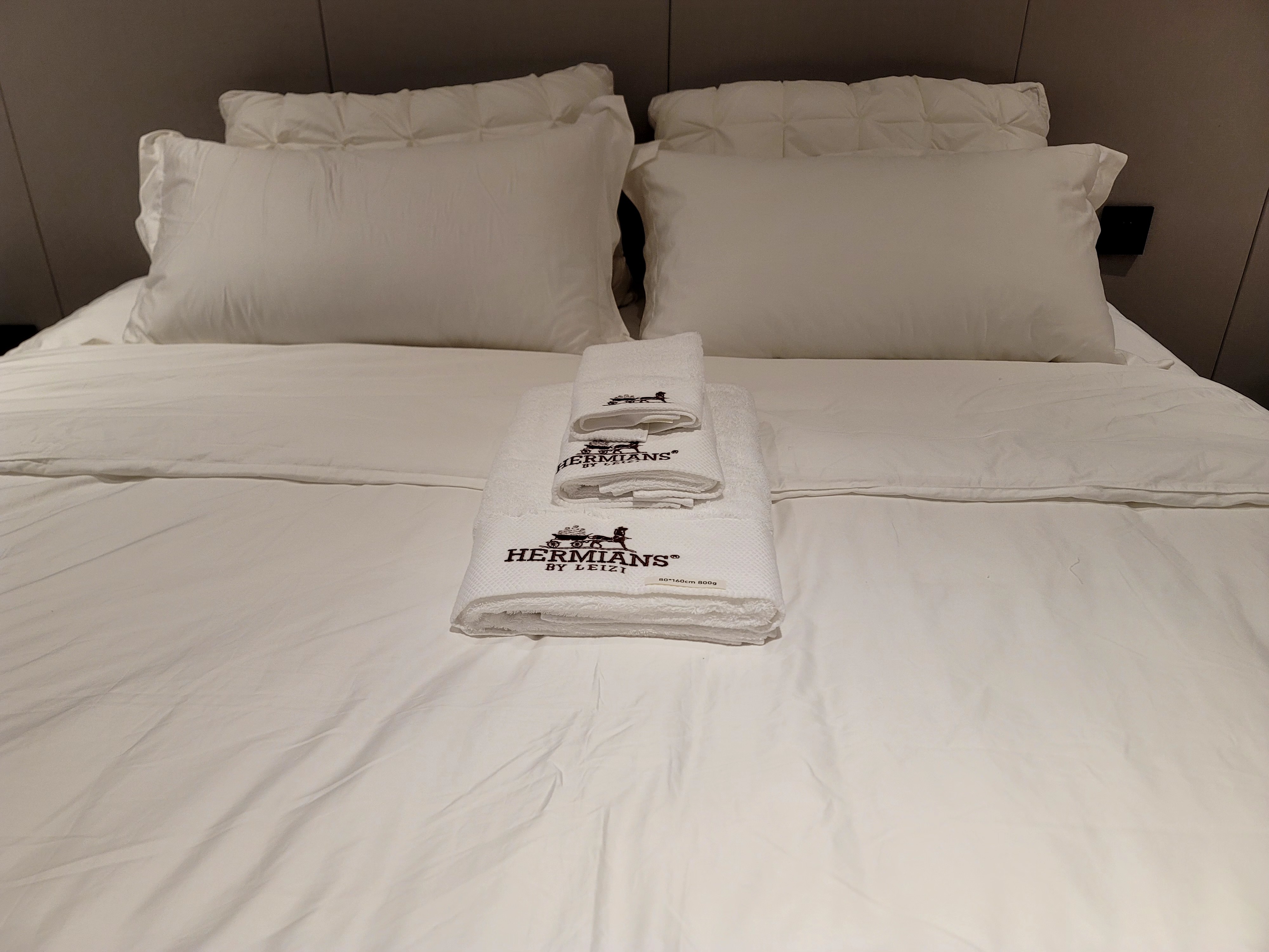 hotel bedding