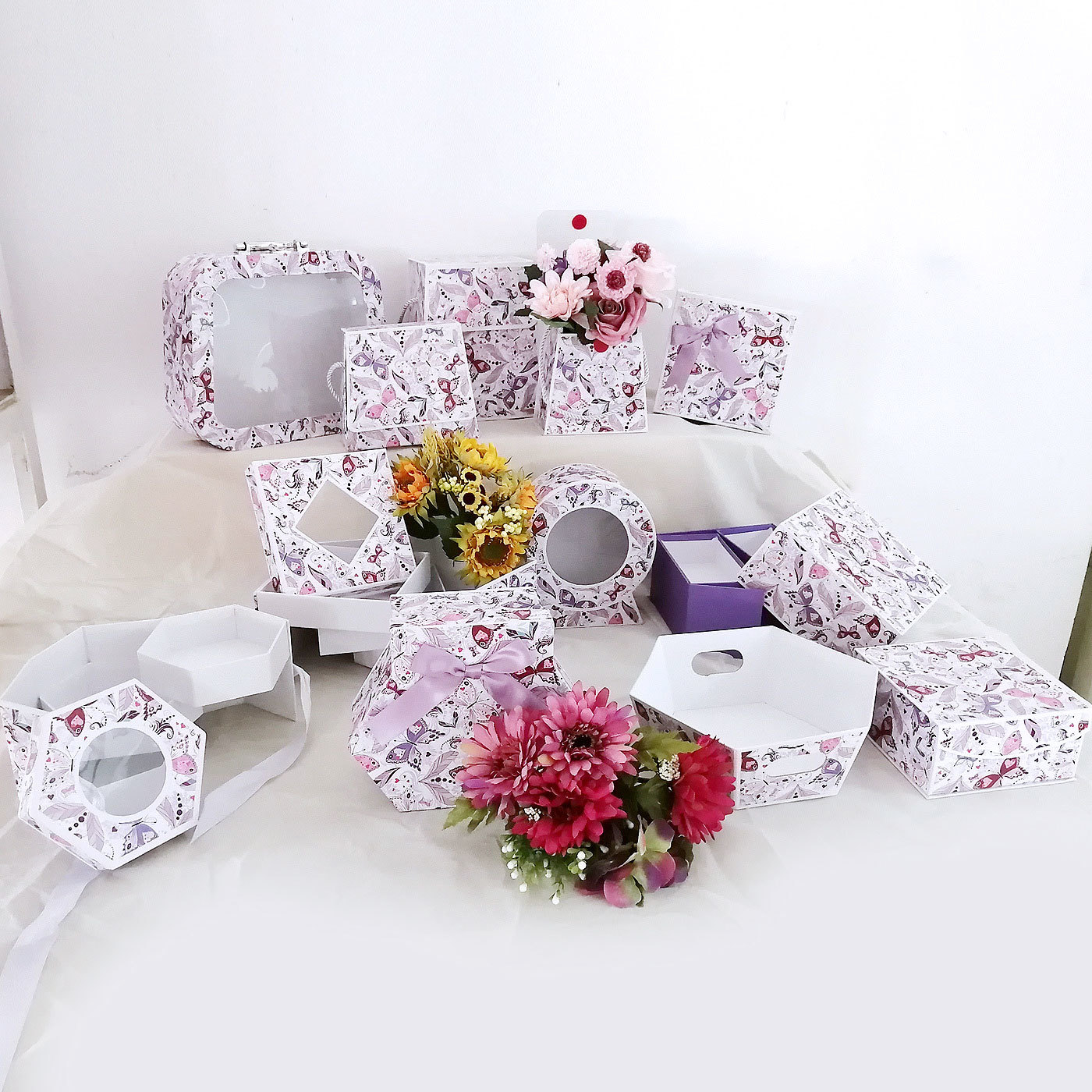 Butterfly pattern gift box assortment