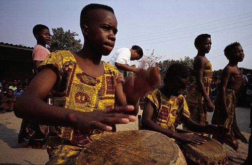 Du simple au complexe, et du complexe au simple, vous parler des caractéristiques du vêtement africain