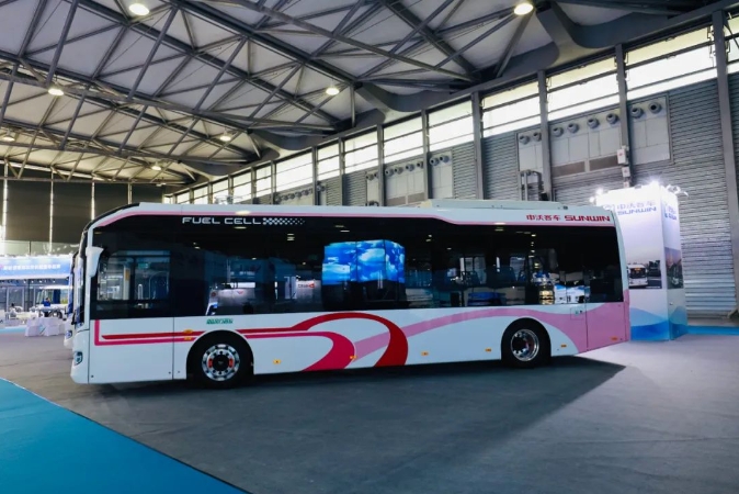 搭载捷氢科技燃料电池产品的全新申沃燃料电池公交车亮相上海客车展