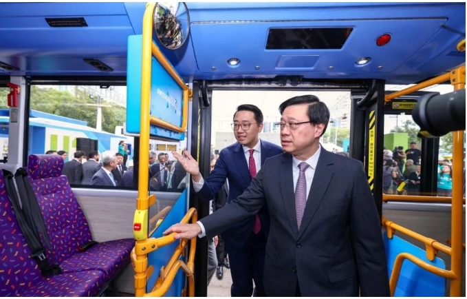 李家超到场试乘！香港首个加氢站及首辆双层氢能巴士正式投入运营