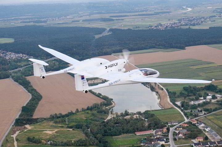 'World first'  German aviators fly liquid hydrogen-powered plane for three hours