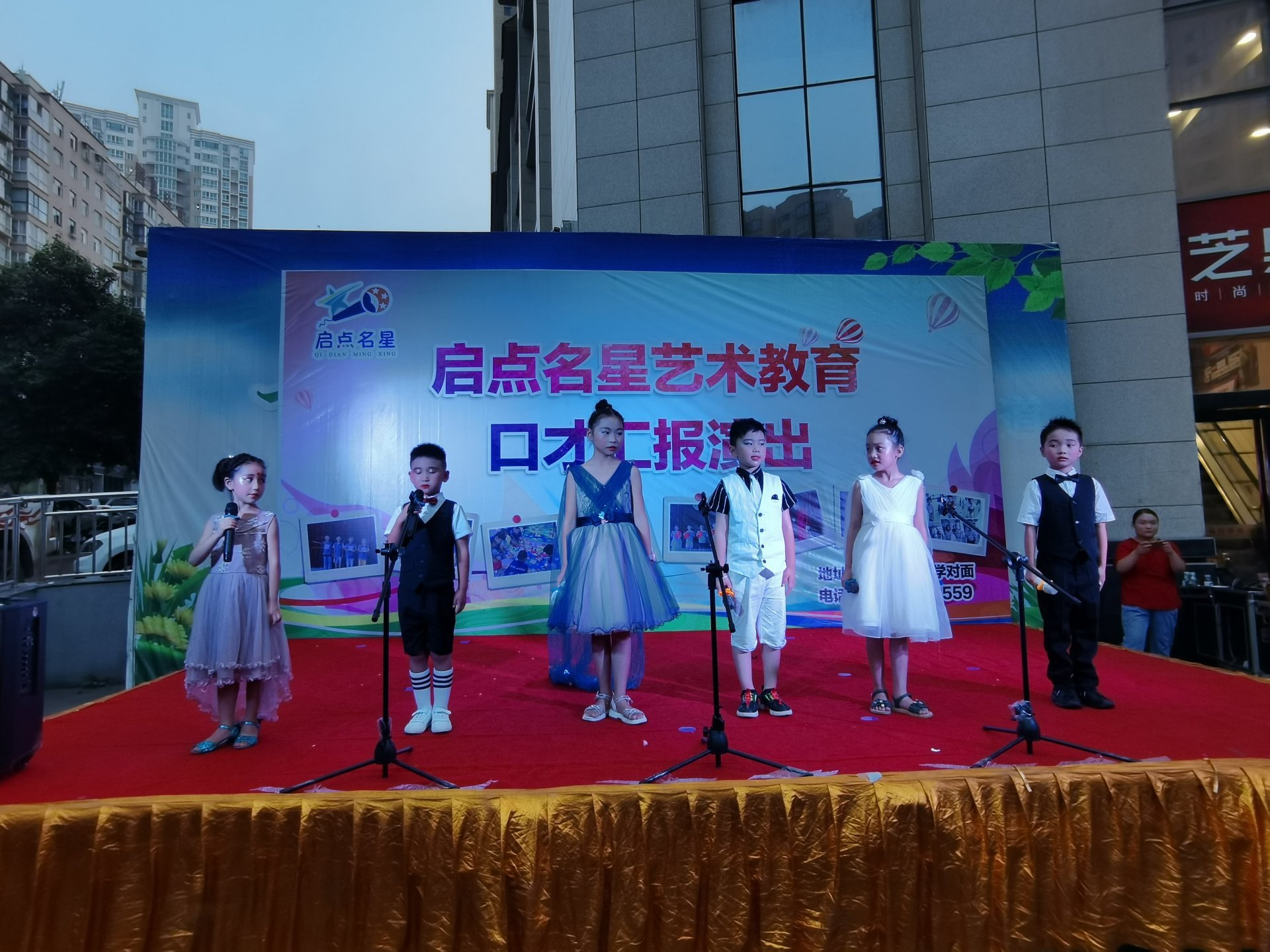 你家的小话痨出门还爱讲话吗？