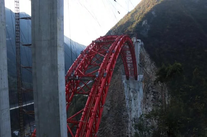 Closure of main arch of the highest steel tube arch bridge in southwest China