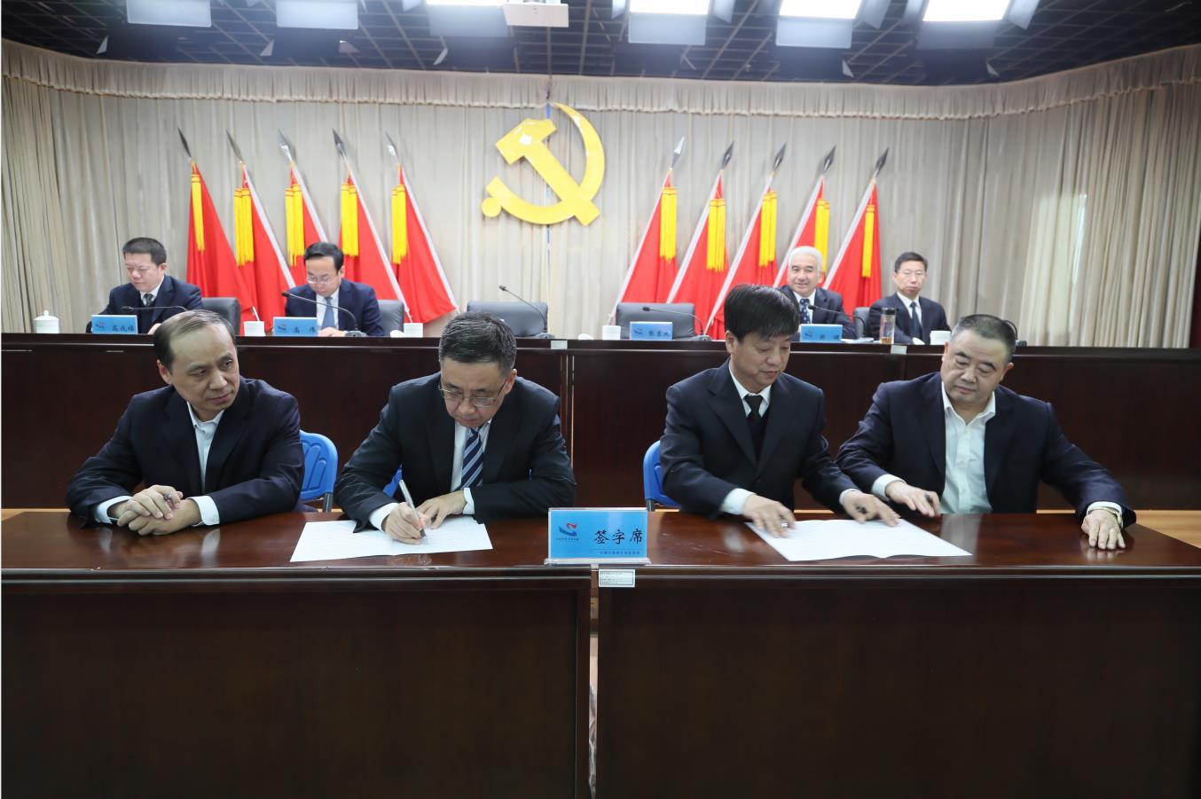 丛培坤局长和张吉庆书记与救助船队主要领导签订了党风廉政建设责任书。