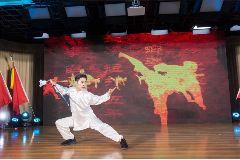 全体演职人员以舞蹈、武术的艺术形式，声情并茂的呈现了《永远跟党走》《救助一家人》《我爱你中国》等十五个节目