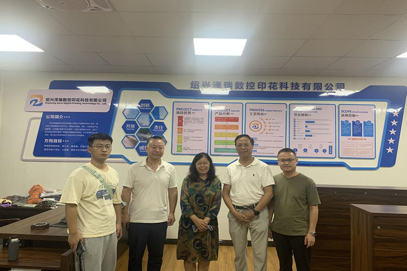 江南大學柯橋輕紡產業技術中心王潮霞教授蒞臨紹興澤瑞數控印花科技有限公司指導工作