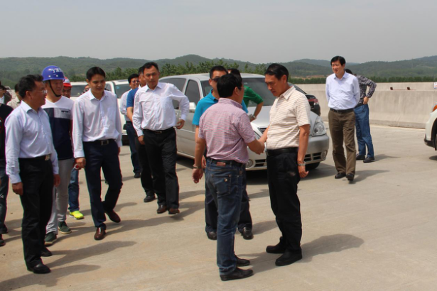 湖北省交通运输厅副厅长王本举调研督导老谷高速公路建设