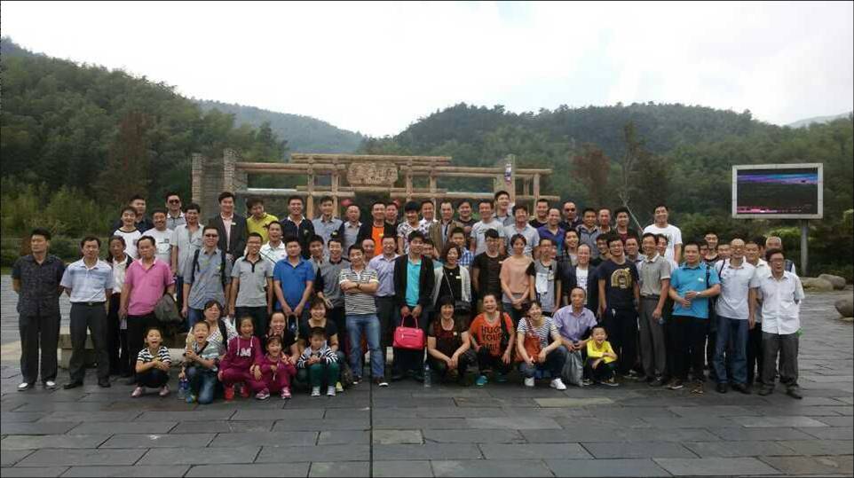The company organizes all the staff to take a day trip to yixing bamboo sea