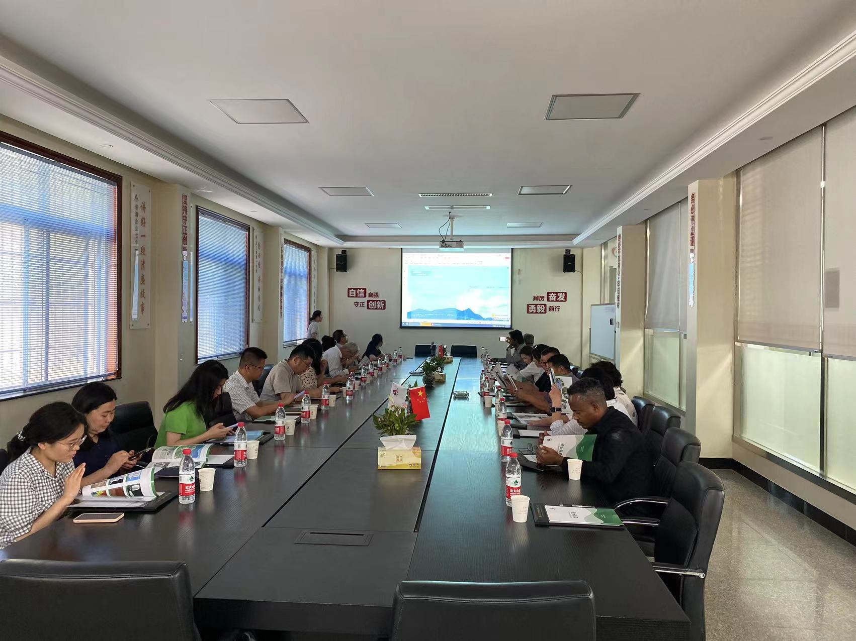 上海第二工業(yè)大學(xué)教授及巴基斯坦、蒙古、斯洛伐克、波蘭、塞爾維亞等國(guó)家官員、學(xué)者來(lái)公司參觀訪問(wèn)