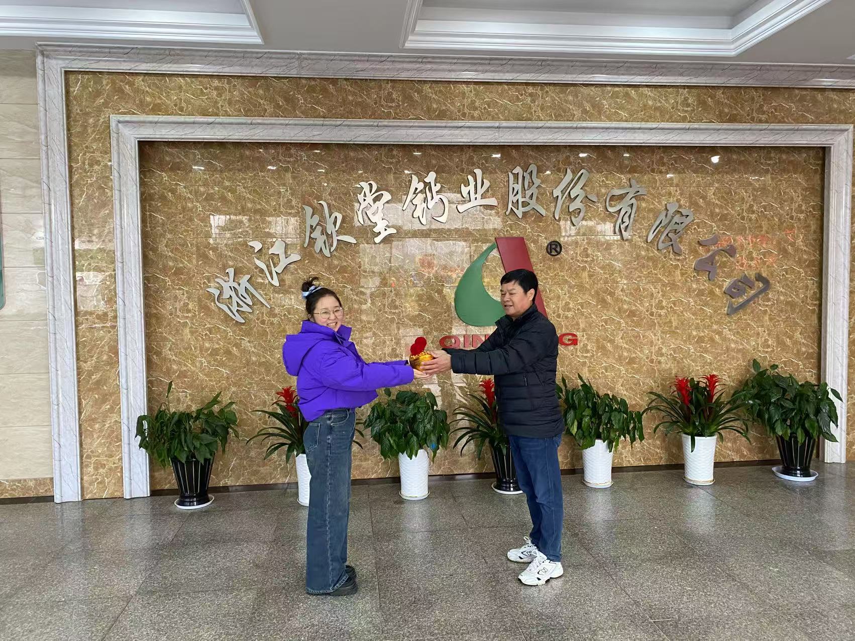 蛇年吉祥龍送福，元宵佳節(jié)之際，舞龍隊(duì)來(lái)公司送福，祝福公司年年新景象，年年勝舊年！