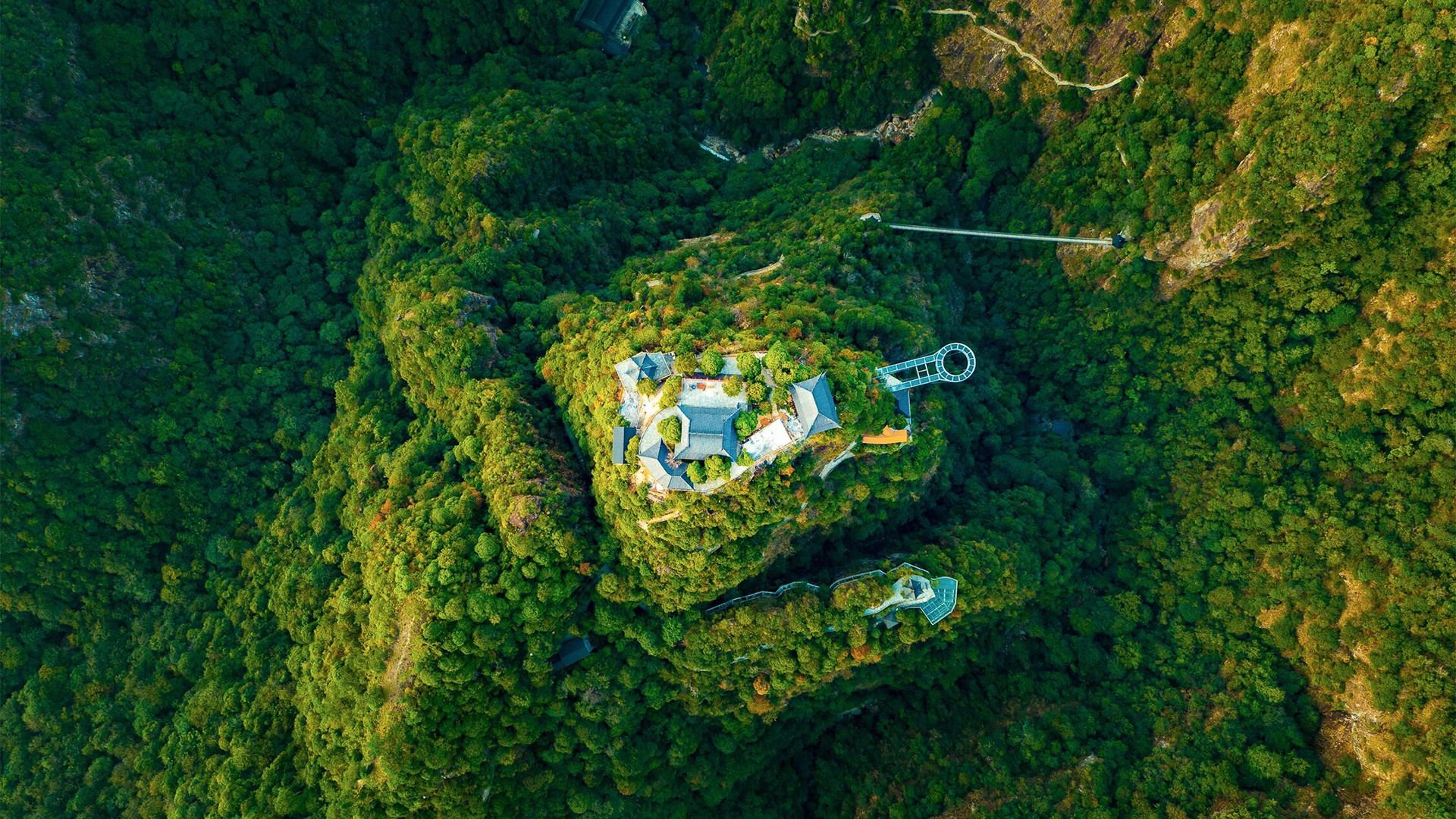 夏日,我见青山多妩媚 夏日,我见青山多妩媚