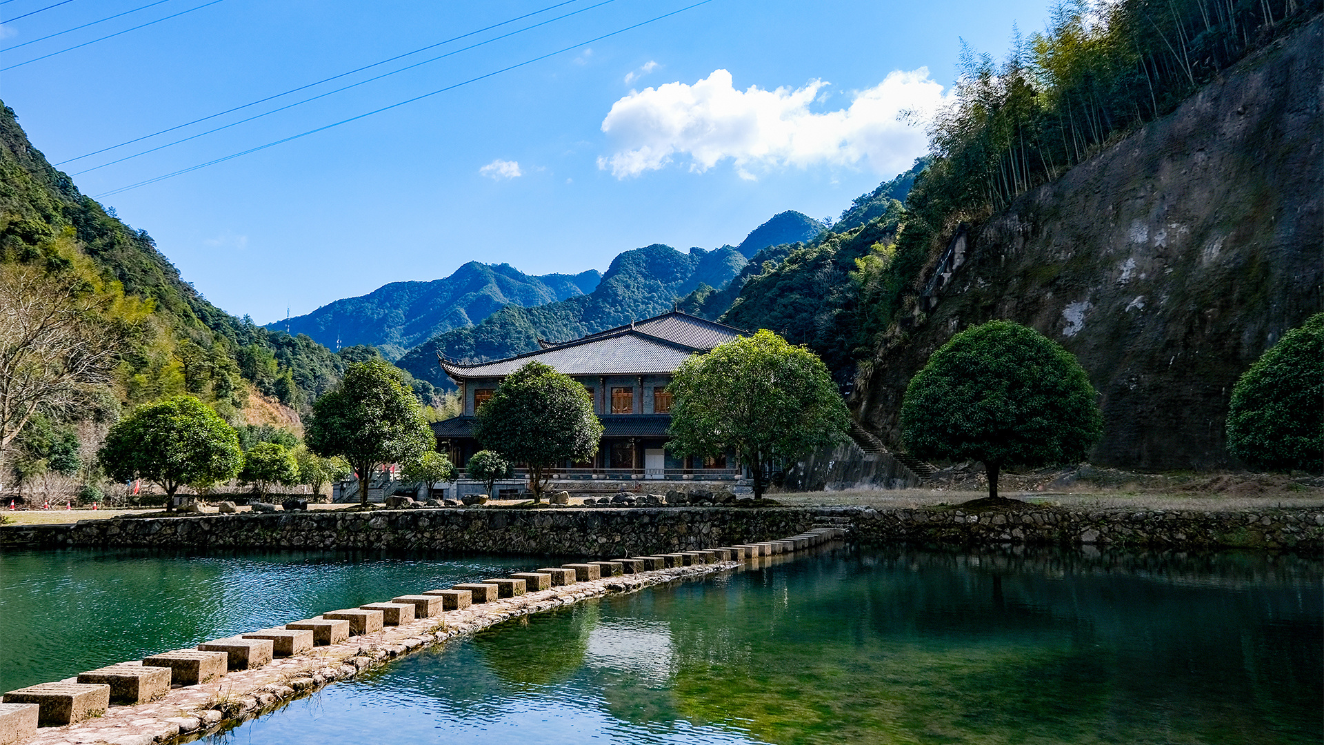 门前湖上,石磴桥按响流水琴键 门前湖上,石磴桥按响流水琴键
