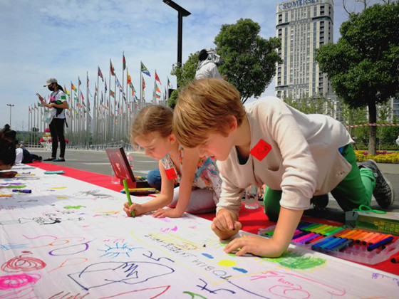 “2018世界儿童共绘未来梦想”公益活动在南京国际青年文化公园举办