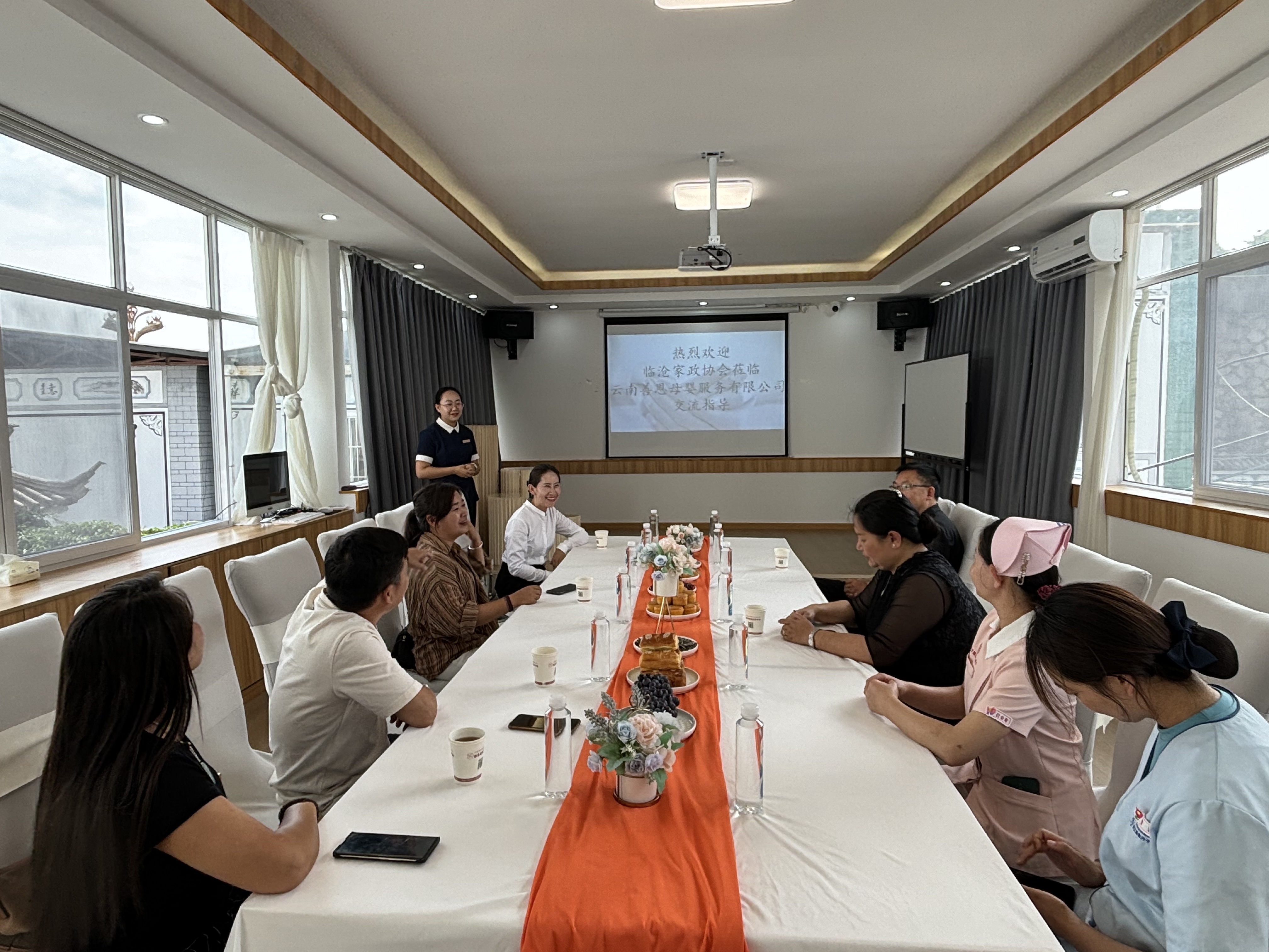歡迎臨滄家政協(xié)會(huì)蒞臨悅生臻禧月子中心交流指導(dǎo)