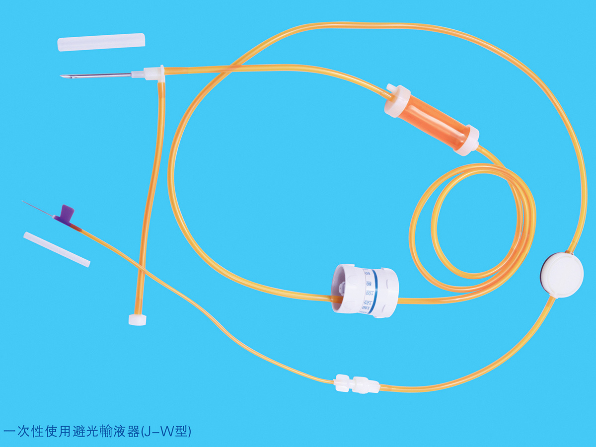 Disposable light-proof infusion set with needle