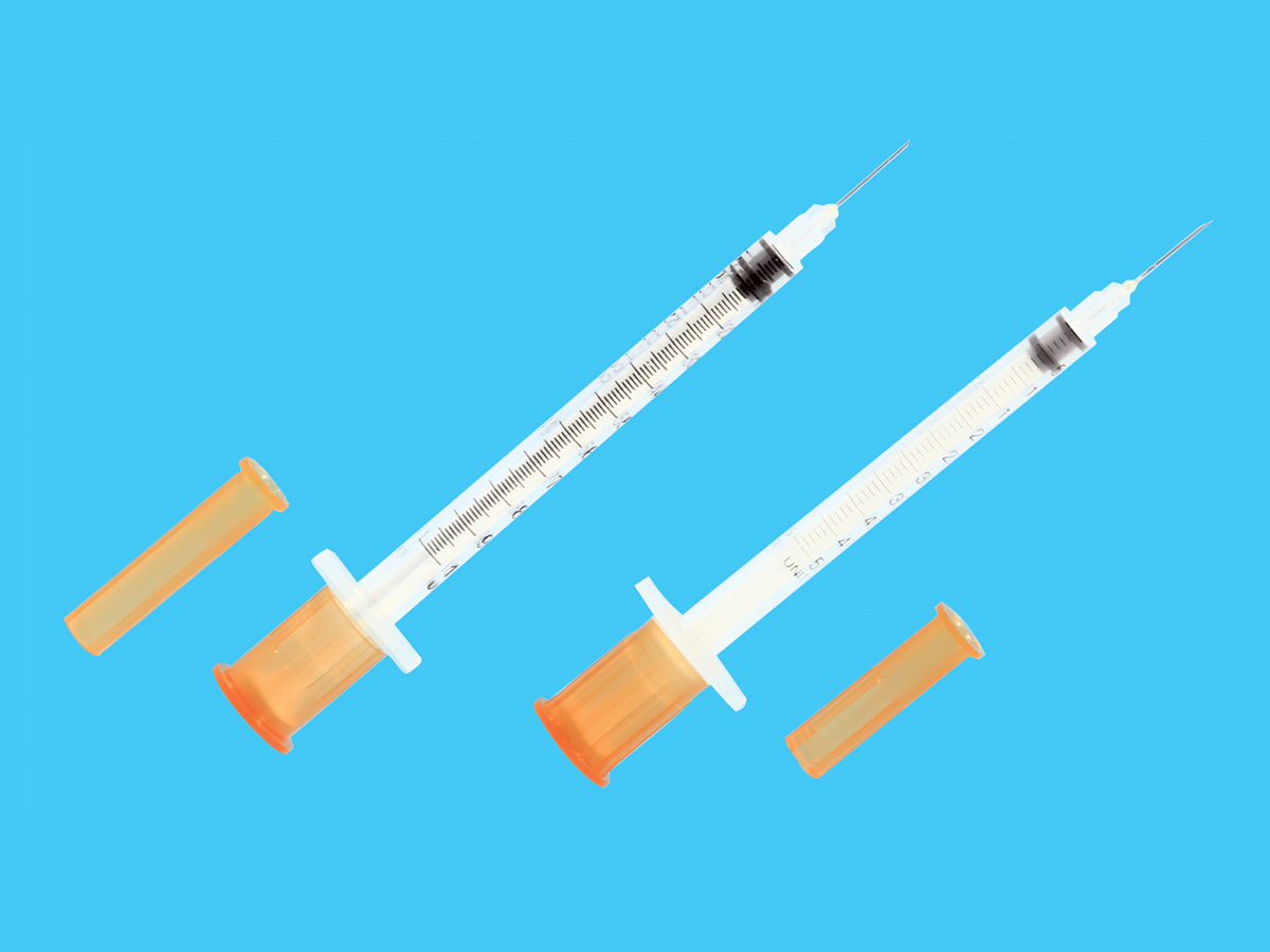 Sterile insulin syringe for single use