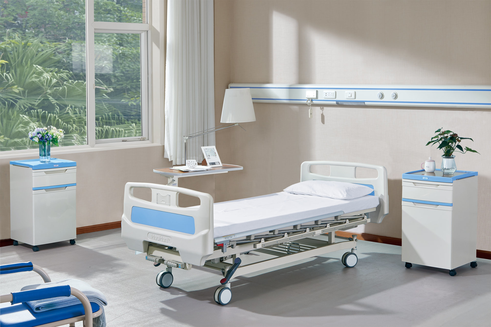 021-A Hand-cranked triple-fold hospital bed