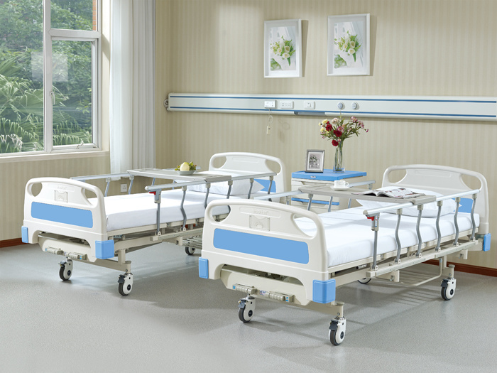 013 Hand-cranked triple-fold hospital bed