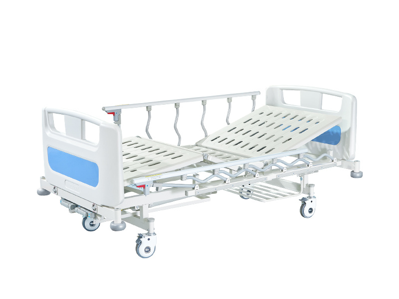 017 Hand-cranked triple-fold hospital bed