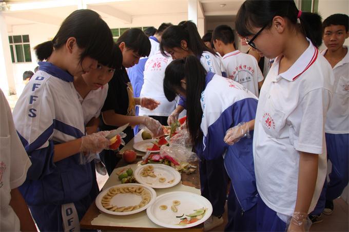  我校组织学生举行水果拼盘比赛