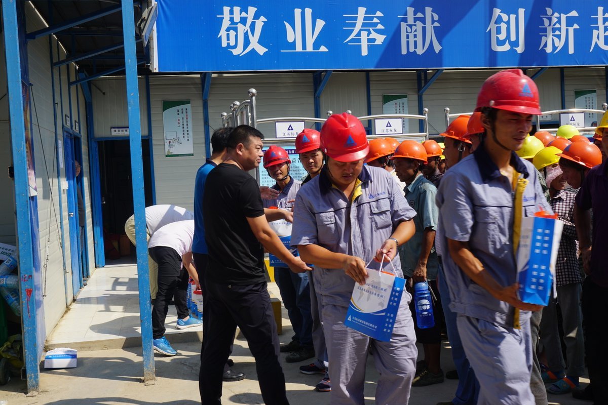 市领导、公司工会慰问奋战在高温一线的员工