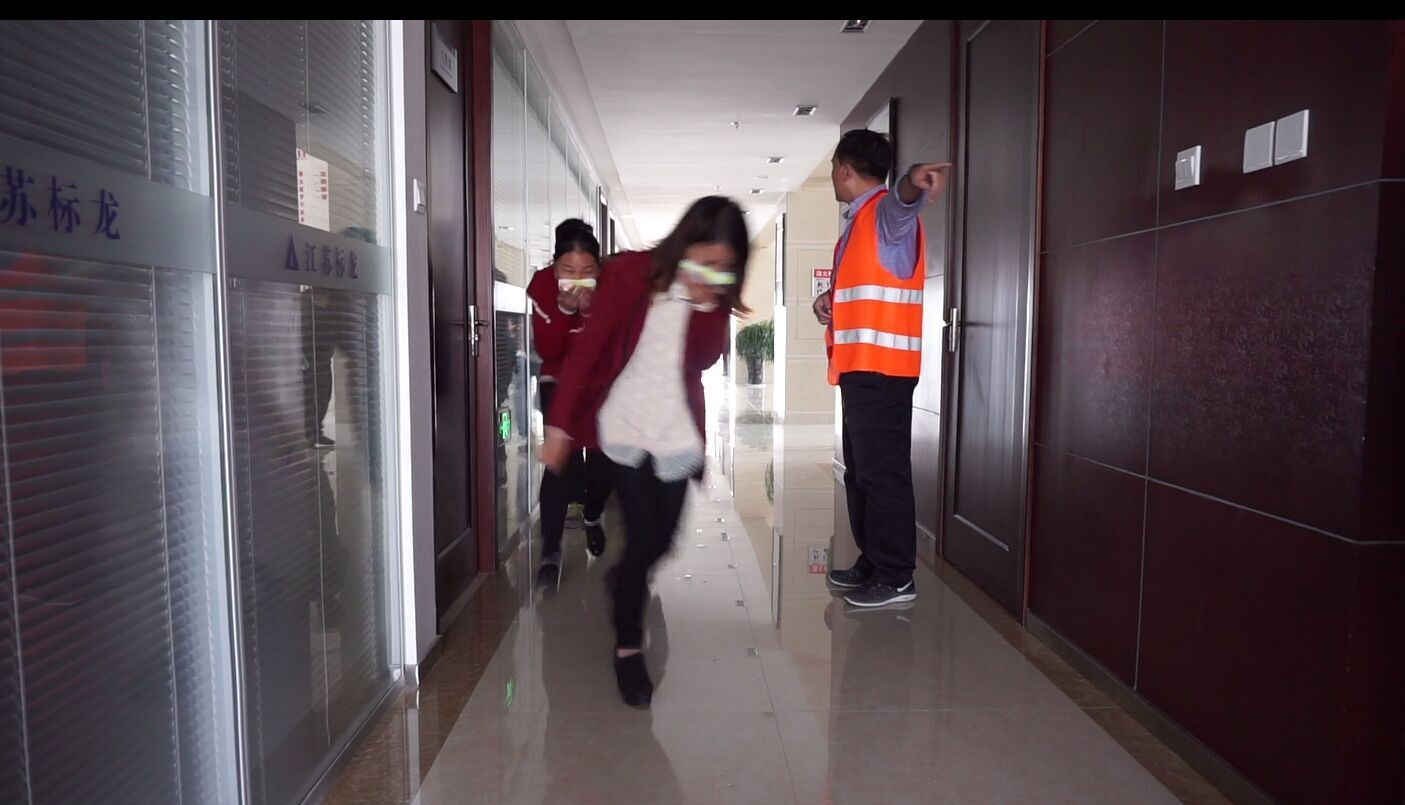 图为消防知识培训  图为消防疏散演练