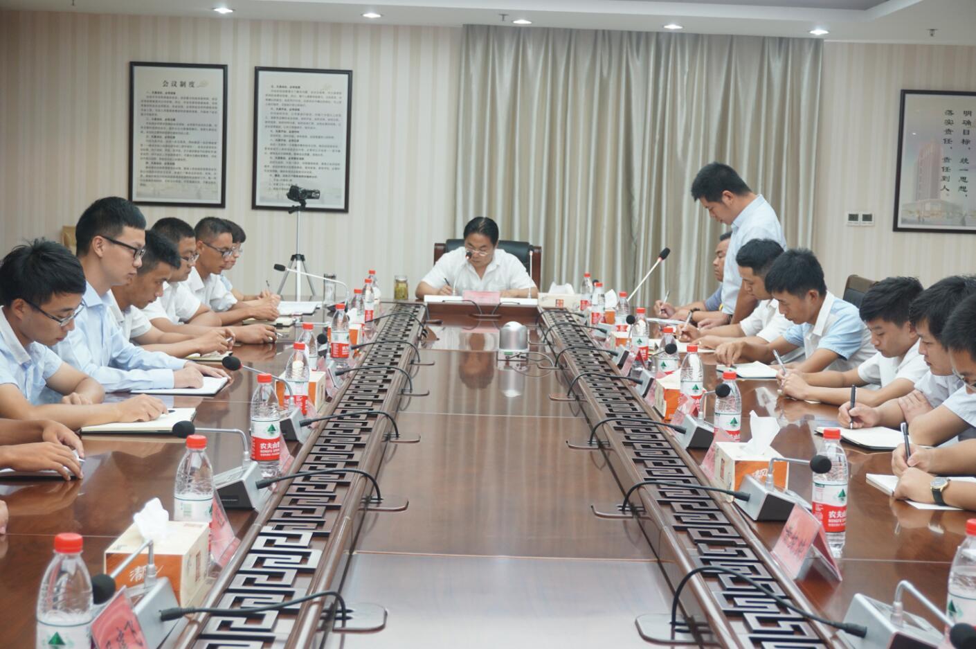 图为代表发言