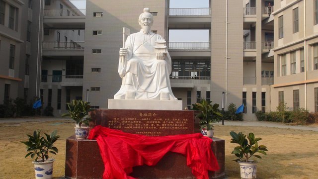 冯昕、张俊共同为鲁班像揭幕。