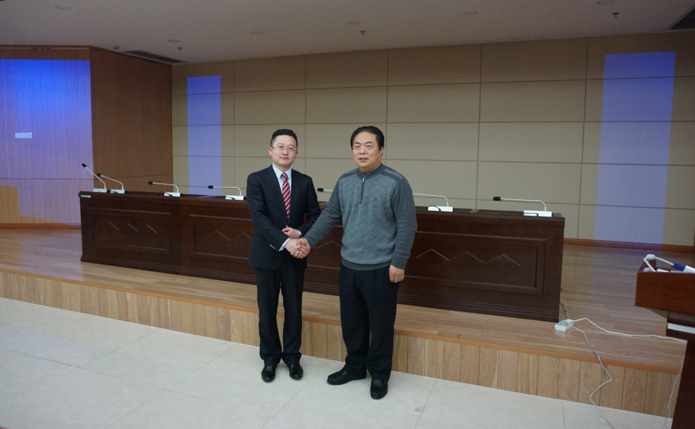 图为郭总与讲师合影