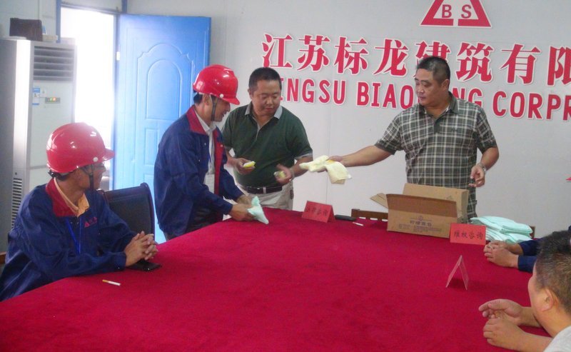 市建工局领导到公司大润发续建工程工地慰问