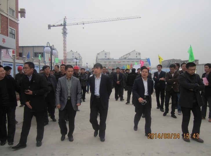 (图为市领导司祝建、蒋建参观白蒲双宇时代家园项目)