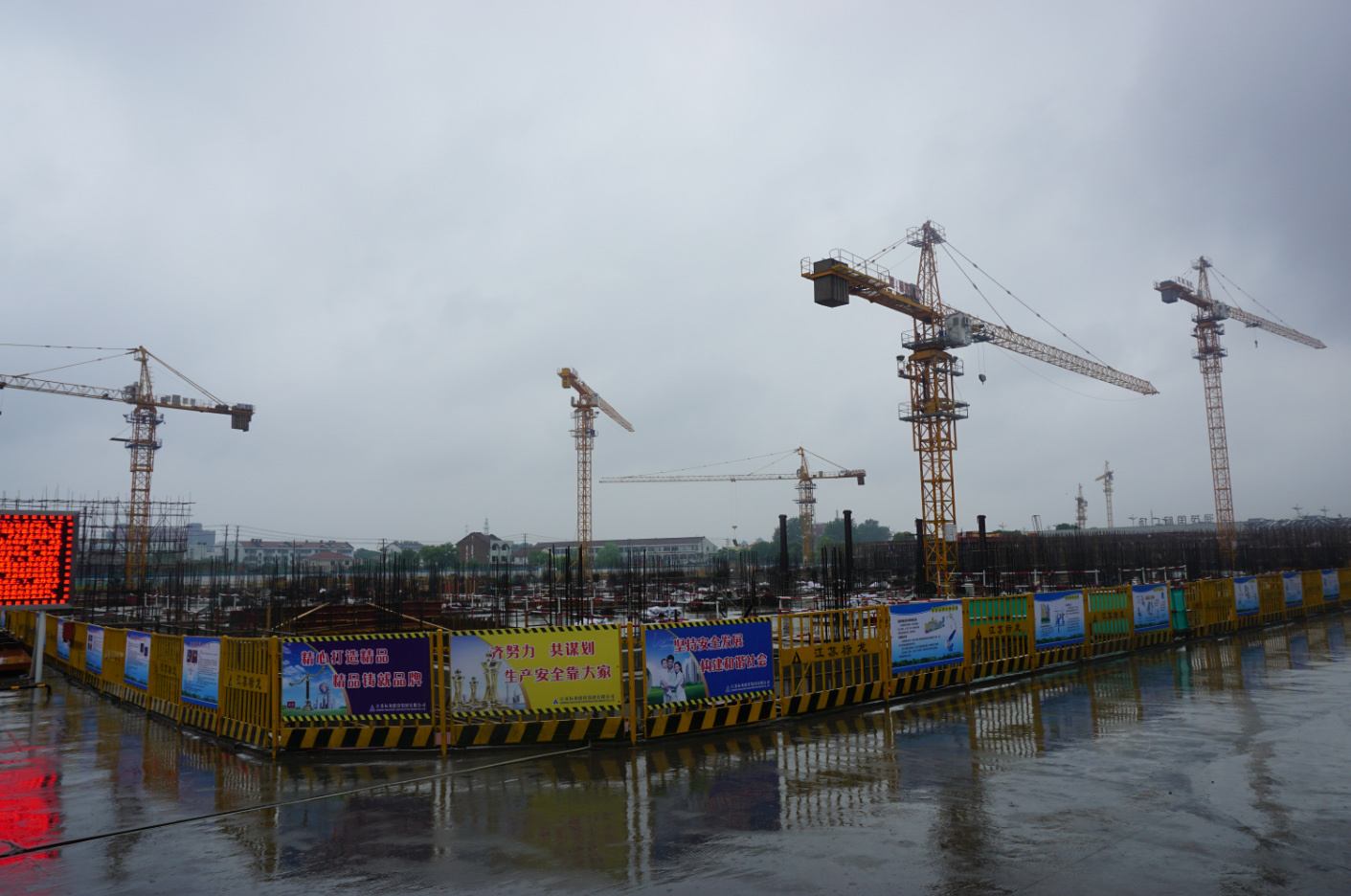 图为扬州润茂国际广场项目施工现场