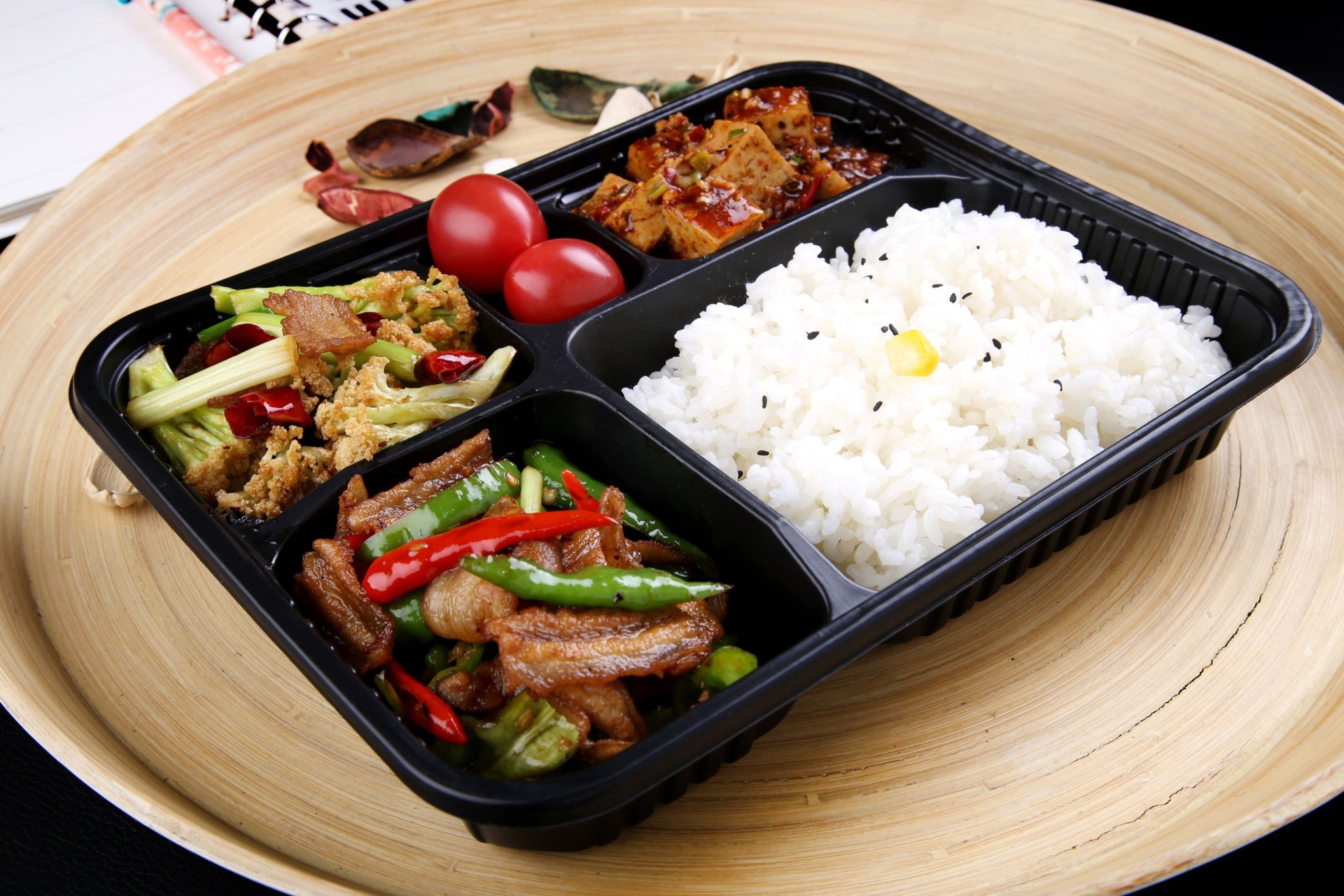 盒飯兩葷一素