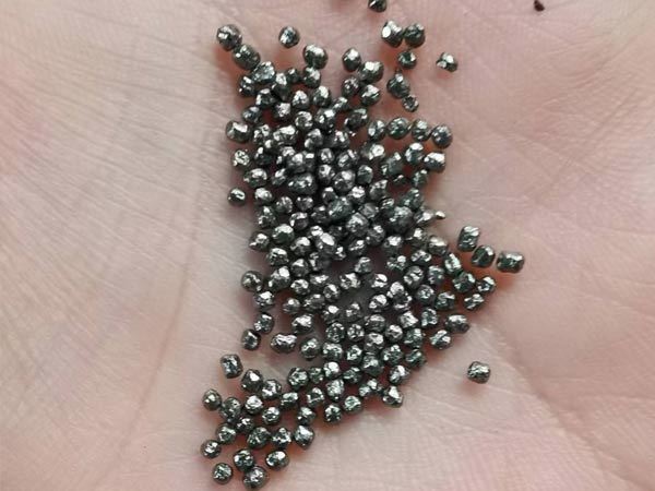 The advantages of abrasive shot over cast steel shot are shown in the following aspects