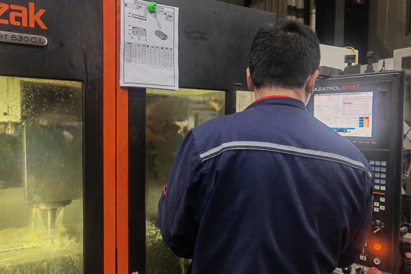 What are the main causes of machining errors?