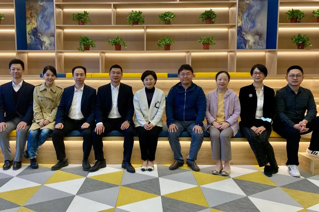 坪山區(qū)委常委葉青云、薄荷天使基金創(chuàng)始合伙人劉毓文蒞臨坪山中心考察
