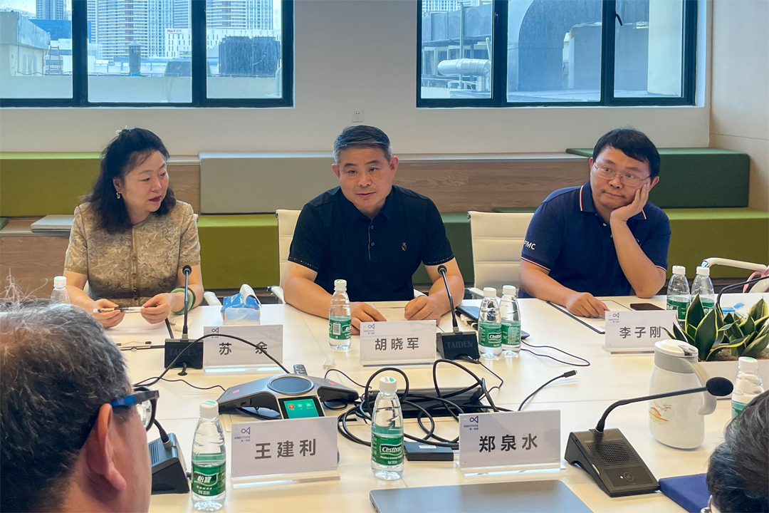 What did Secretary Hu Xiaojun and Academician Zheng Quanshui talk about during their first meeting