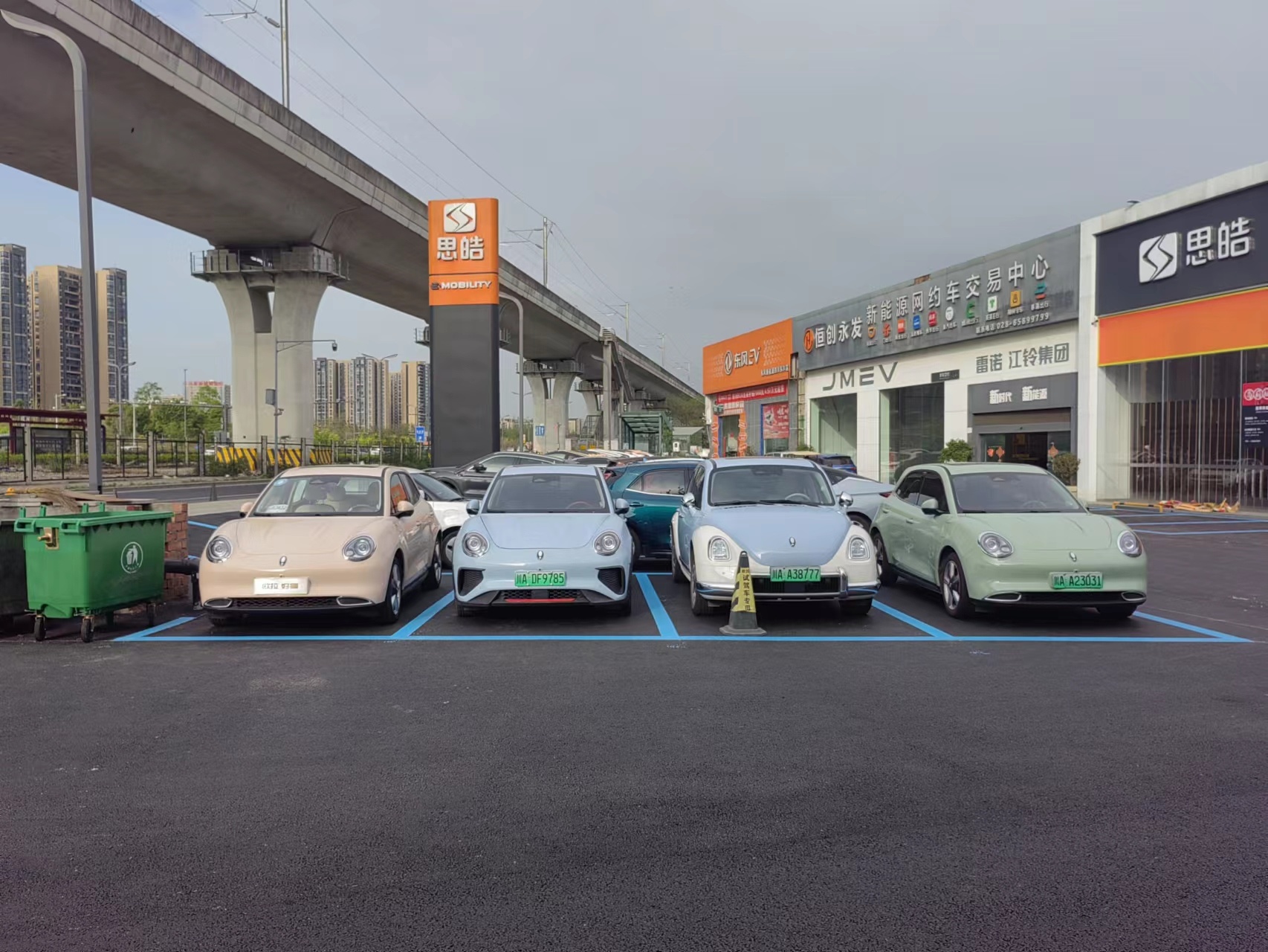 為了更好的滿足園區的發展需要，雨泉商貿園對道路進行了升級改造，現在已經有了新的面貌。