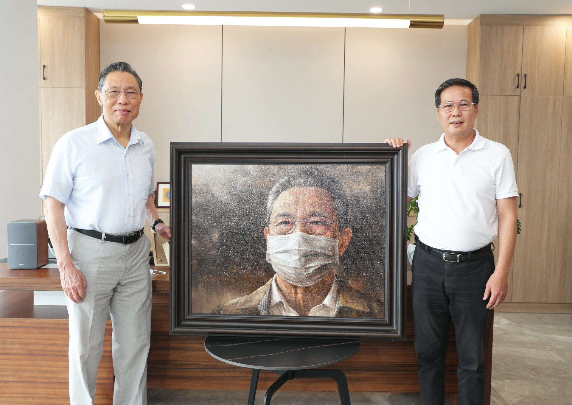 廣東畫院副院長馮少協(xié)“戰(zhàn)”疫力作贈送鐘南山院士