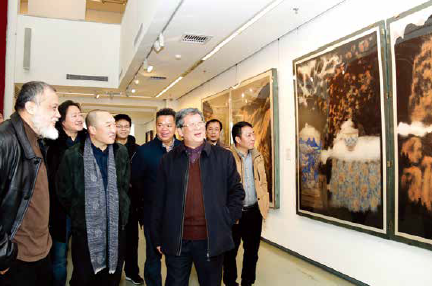 中国家画院常务副院长卢禹舜（左二前），中国国家画院副院长纪连彬（左二后） 在广东画院院长许钦松陪同下参观展览