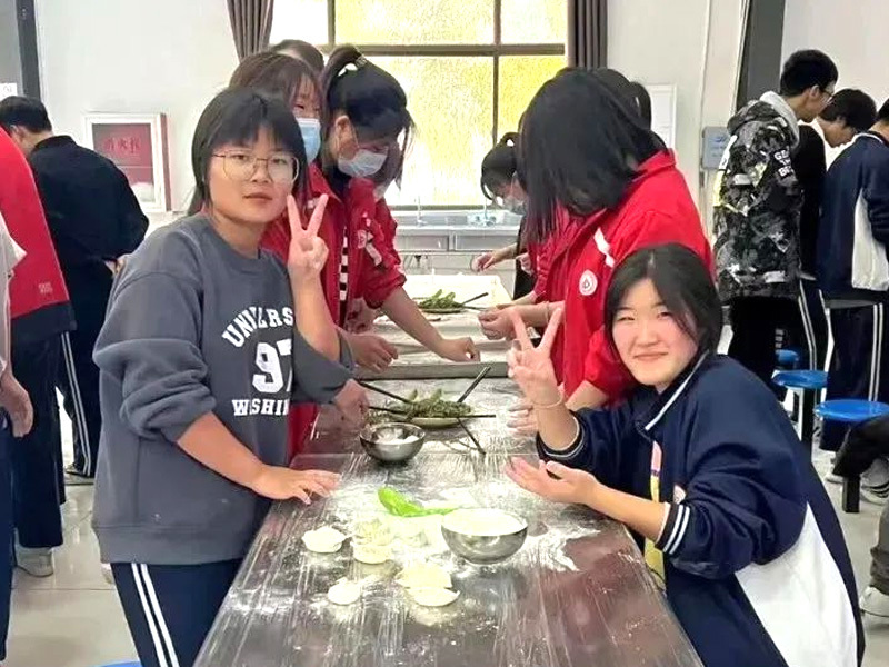初冬飄餃香 青衿踐芳華——泊頭盛邦中職高三師生共同包餃子活動(dòng)