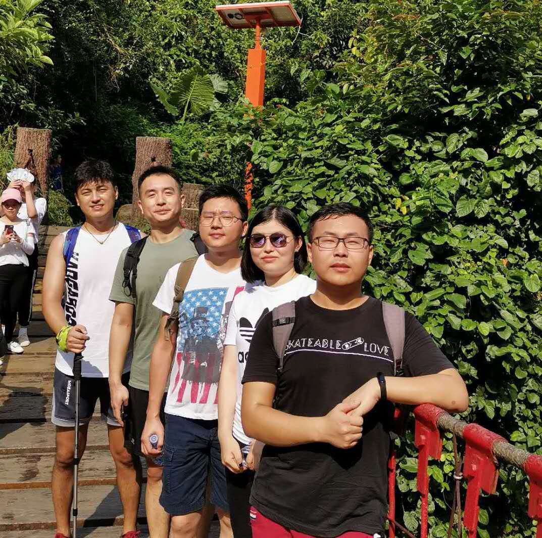 公司第一次团建：勇攀鹏城第一峰