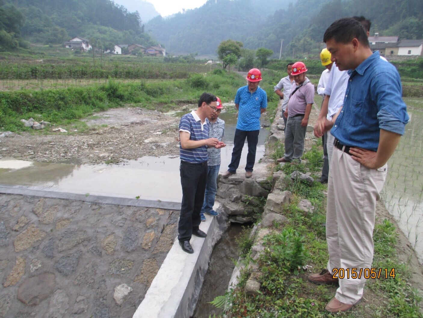 縣水利局局長黃桂林同志視察小農(nóng)水項目建設(shè)現(xiàn)場