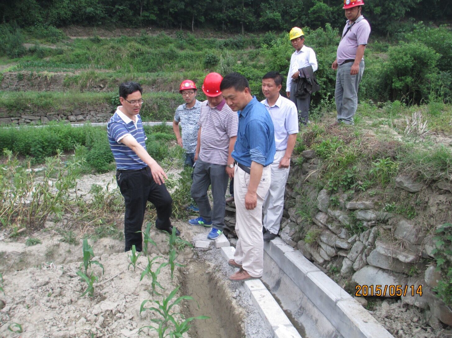 縣水利局局長黃桂林同志視察小農(nóng)水項目建設(shè)現(xiàn)場