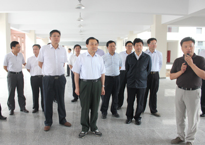揚(yáng)州市委書記謝正義察看我公司工程