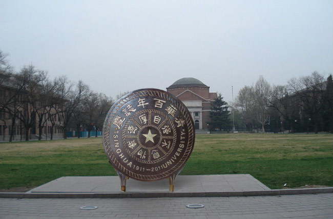 图为：2011年我厂为广西清华大学校友会特制一面直径为2.011米大铜鼓赠送清华大学百年校庆